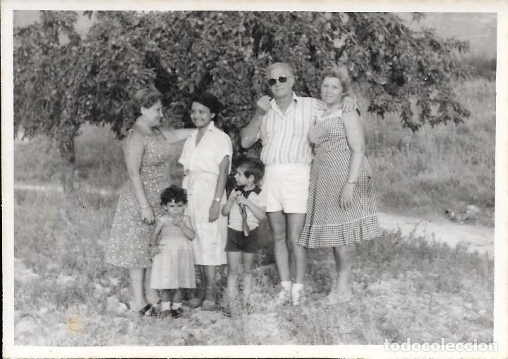 Fotograf&iacute;a antigua: :::: FA293 - FOTOGRAFIA - AMIGOS CON SUS NI&Ntilde;OS EN EL CAMPO