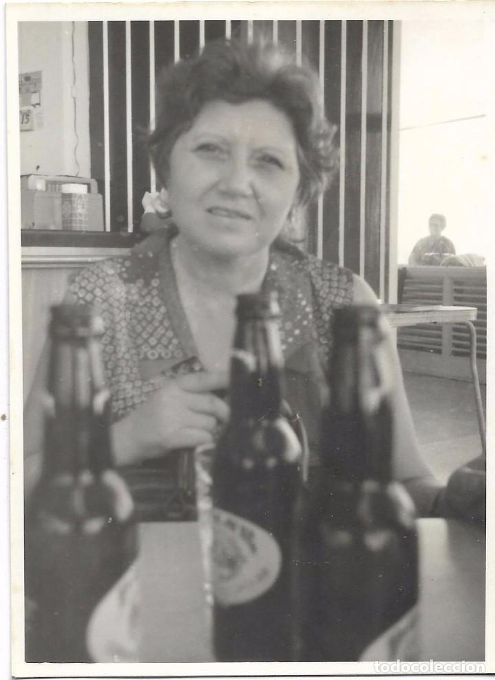Fotograf&iacute;a antigua: :::: FA234 - FOTOGRAFIA - SE&Ntilde;ORA TOMANDO CERVEZA