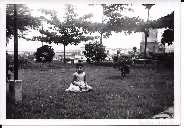 Fotograf&iacute;a antigua: :::: FA178 - FOTOGRAFIA - JOVENCITA EN UN PARQUE