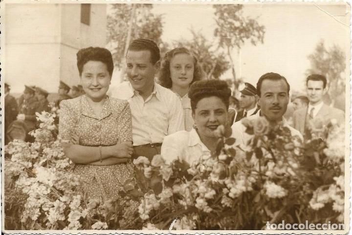 Fotograf&iacute;a antigua: :::: LL139 - FOTOGRAFIA - GRUPO DE AMIGOS EN LA BATALLA DE LAS FLORES - 1945 - 17,5 X 11,5 CM.
