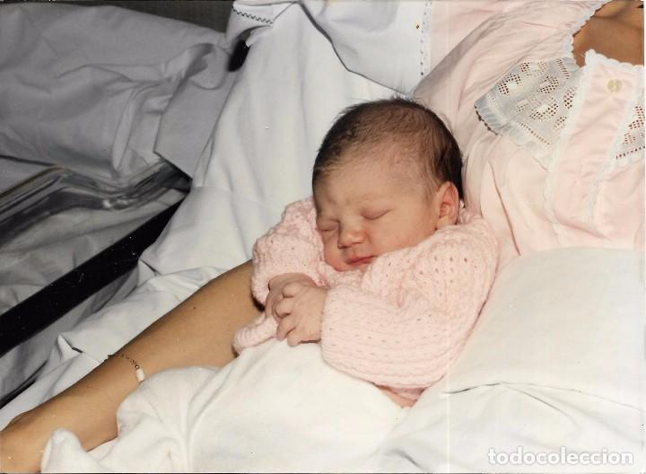 Fotograf&iacute;a antigua: :::: LL142 - FOTOGRAFIA - BONITA BEBITA RECIEN NACIDA - 17,5 X 12,5 CM.