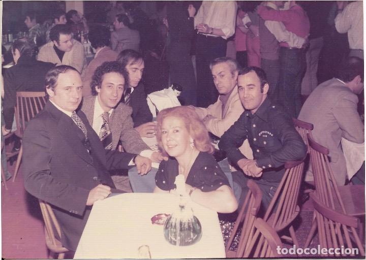 Fotograf&iacute;a antigua: :::: LL144 - FOTOGRAFIA - GRUPO DE AMIGOS EN UN BAR - 18 X 12,5 CM.
