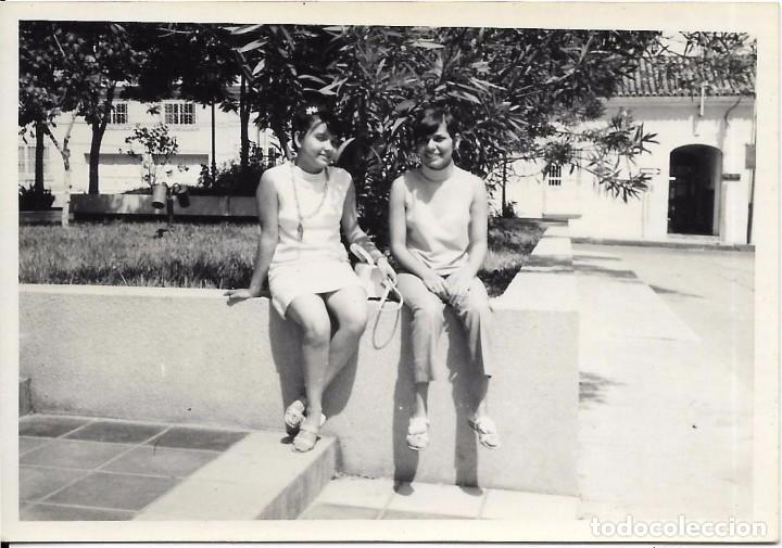 Fotografia antica: :::: B777 - FOTOGRAFIA - DOS JOVENES AMIGAS SENTADAS EN UN MURO