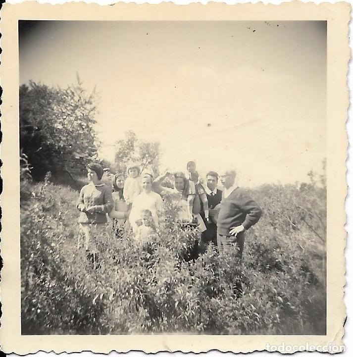 Antique Photography: :::: WW80 - FOTOGRAFIA PEQUE&Ntilde;O FORMATO - AMIGOS EN EL CAMPO - 6 X 6 CM.