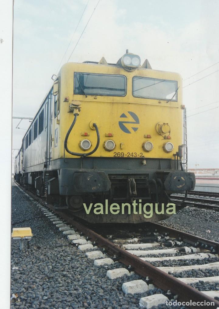 Fotograf&iacute;a antigua: 2 fotograf&iacute;as. Tren de Renfe 269-243-2. Ferrocarril. Locomotora y vagones.