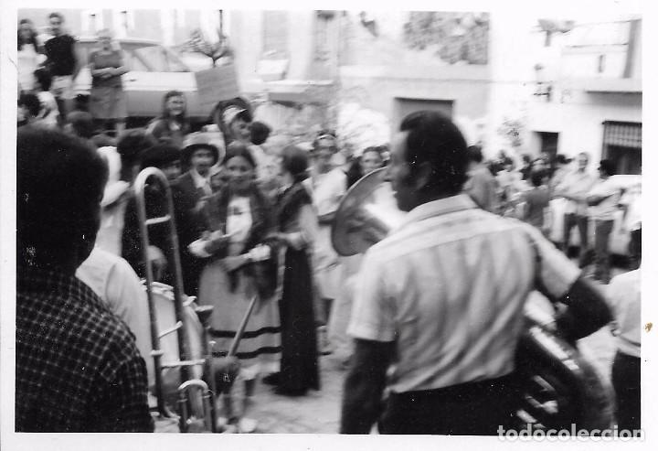 Fotograf&iacute;a antigua: ** K447 - FOTOGRAFIA - GRUPO DE GENTE EN UN DIA DE FIESTA