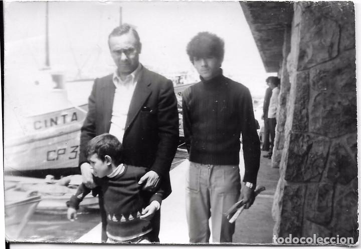 Fotograf&iacute;a antigua: ** K468 - FOTOGRAFIA - SE&Ntilde;OR CON DOS JOVENCITOS JUNTO A UN PUERTO
