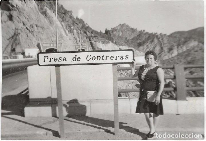 Fotograf&iacute;a antigua: ** K487 - FOTOGRAFIA - SE&Ntilde;ORA JUNTO A UN CARTEL DE LA PRESA DE CONTRERAS