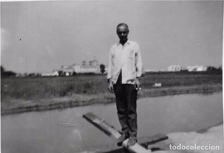 Fotograf&iacute;a antigua: ** K488 - FOTOGRAFIA - SE&Ntilde;OR JUNTO A UN RIO