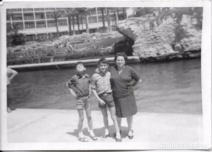Fotograf&iacute;a antigua: ** K500 - FOTOGRAFIA - SE&Ntilde;ORA CON DOS JOVENCITOS JUNTO A UN RIO