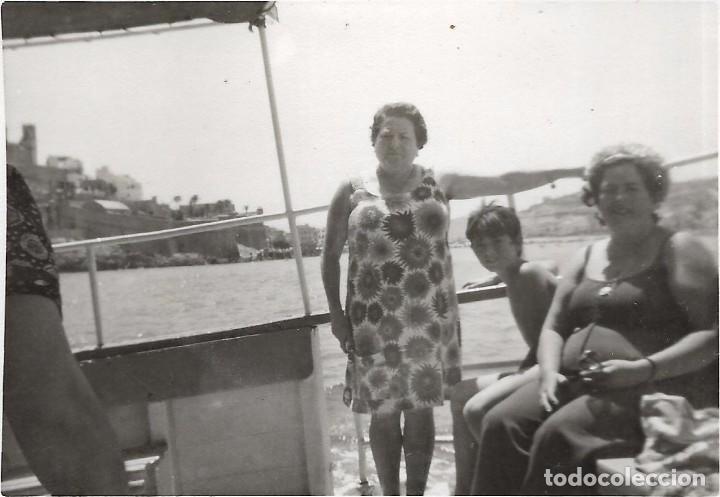 Fotograf&iacute;a antigua: :::: RT249 - FOTOGRAFIA - AMIGAS EN UNA BARCA