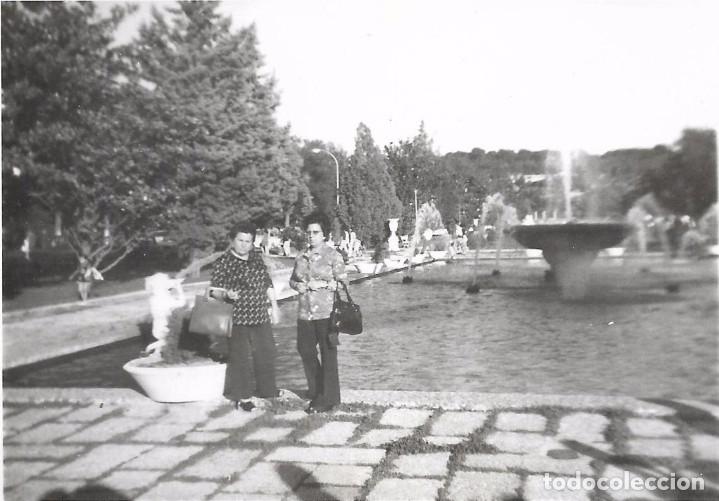 Fotograf&iacute;a antigua: :::: RT244 - FOTOGRAFIA - DOS AMIGAS JUNTO A UNA GRAN FUENTE