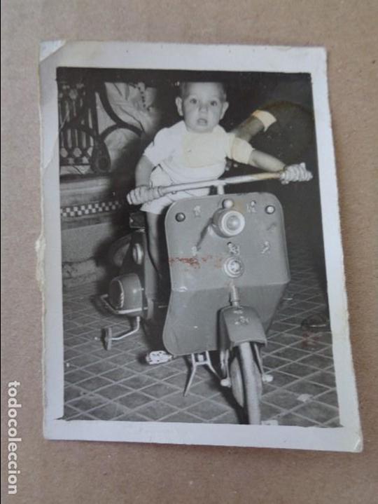 Fotograf&iacute;a antigua: bonita foto de ni&ntilde;o en vespa de juguete - finales a&ntilde;os 50