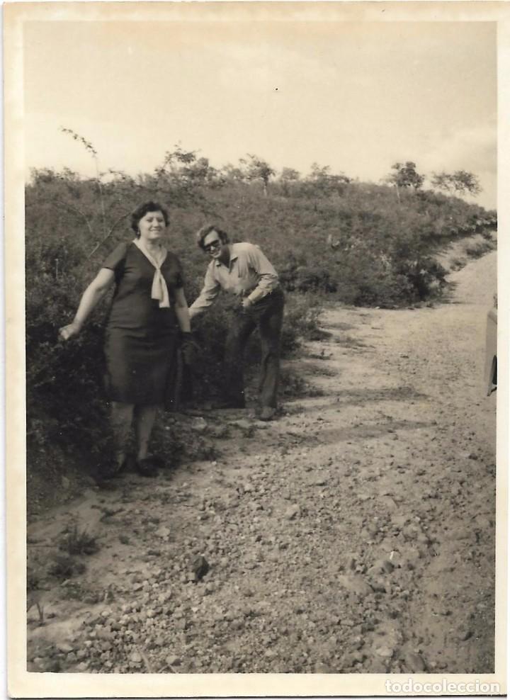 Alte Fotografie: *** QA653 - FOTOGRAFIA - PAREJA DE PASEO POR EL CAMPO