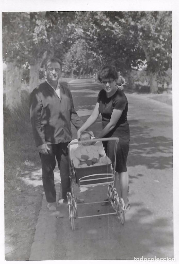 Alte Fotografie: *** QA688 - FOTOGRAFIA - PAREJA CON UN BEB&Eacute; EN SU SILLITA
