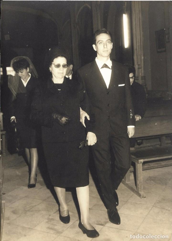 Fotograf&iacute;a antigua: :::: LL150 - FOTOGRAFIA - NOVIO ENTRANDO EN LA IGLESIA CON SU MADRINA - 17,5 X 12,5 CM.