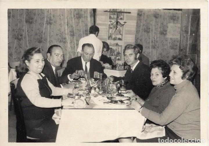 Fotograf&iacute;a antigua: :::: LL151 - FOTOGRAFIA - GRUPO DE AMIGOS EN UNA COMIDA - 17,5 X 12,5 CM.