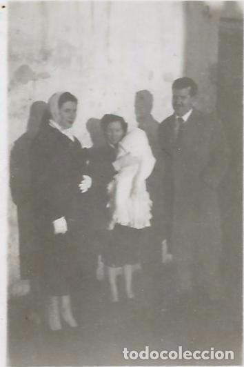 Alte Fotografie: ** FA866 - FOTOGRAFIA PEQUE&Ntilde;O FORMATO - TRES AMIGOS CON UN BEB&Eacute; - 6,5 X 4,5 CM.