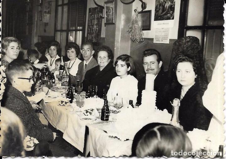 Fotograf&iacute;a antigua: ** AN126 - FOTOGRAFIA - GRUPO DE AMIGOS EN UN BANQUETE