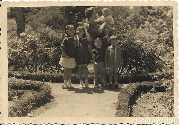 Fotograf&iacute;a antigua: ** AN130 - FOTOGRAFIA - SE&Ntilde;ORA CON VARIOS JOVENCITOS