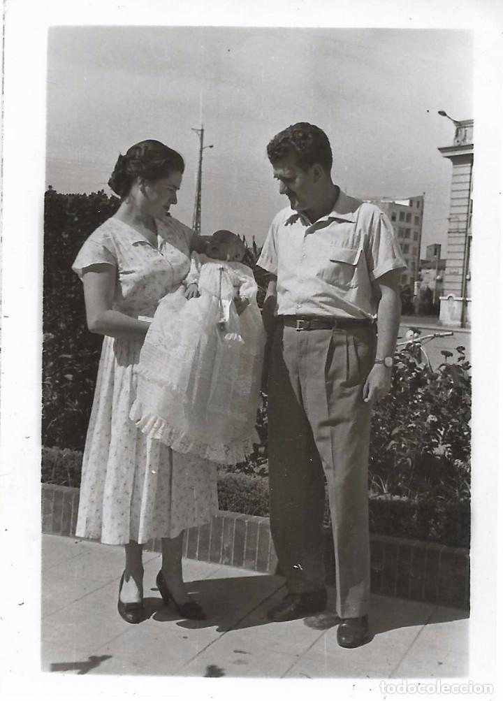 Alte Fotografie: ** AN173 - FOTOGRAFIA - PAREJA CON SU BEB&Eacute; - 1957