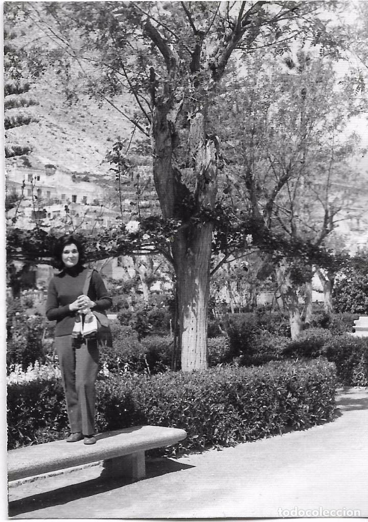 Antique Photography: :::: AN233 - FOTOGRAFIA - JOVEN EN UN PARQUE - CALLOSA DE SEGURA 1971