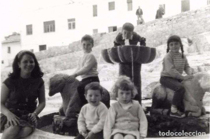 Alte Fotografie: ** AN429 - FOTOGRAFIA - JOVENCITOS JUNTO A UNA FUENTE
