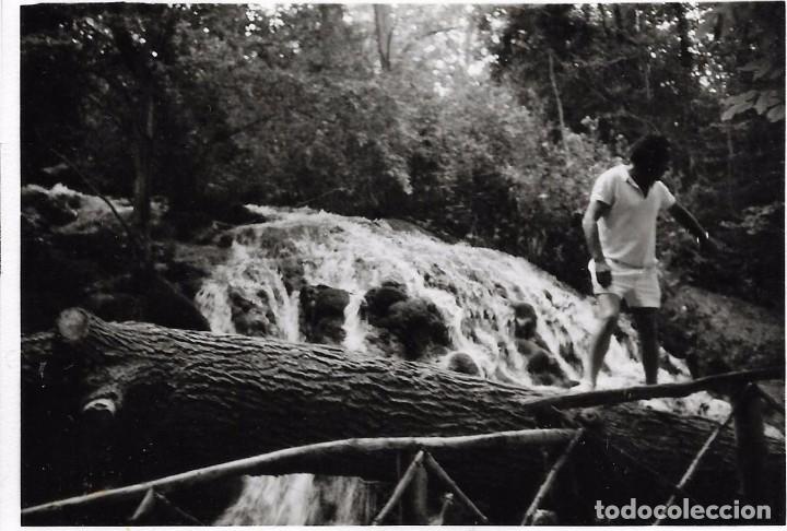 Fotograf&iacute;a antigua: ** AN434 - FOTOGRAFIA - JOVEN JUNTO A UNA CASCADA