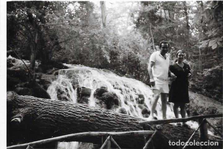 Fotograf&iacute;a antigua: ** AN435 - FOTOGRAFIA - PAREJA JUNTO A UNA CASCADA