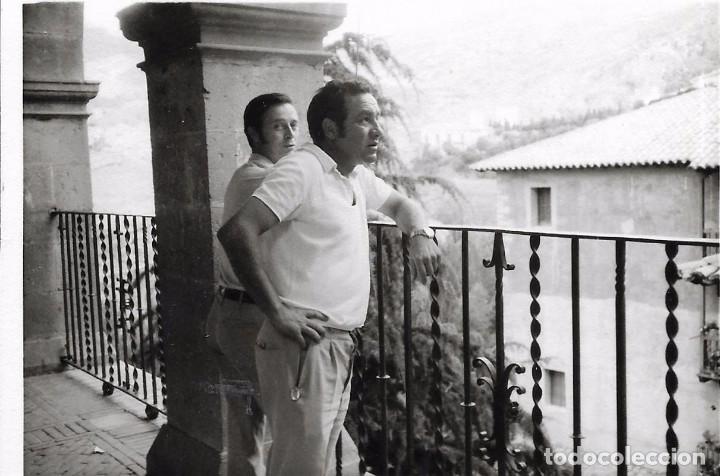 Fotograf&iacute;a antigua: ** AN437 - FOTOGRAFIA - SE&Ntilde;OR Y JOVEN EN UNA TERRAZA
