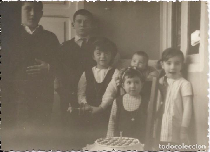 Fotograf&iacute;a antigua: :::: AN441 - FOTOGRAFIA - JOVENCITOS JUNTO A UNA TARTA