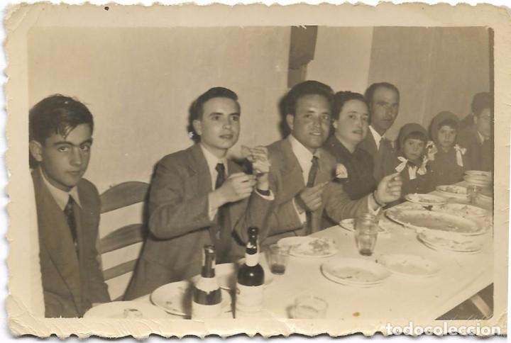 Alte Fotografie: ** AN451 - FOTOGRAFIA - GRUPO DE AMIGOS EN UN BANQUETE