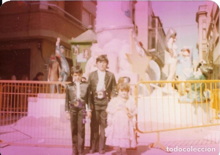 Alte Fotografie: == AN359 - FOTOGRAFIA - JOVENES FALLEROS JUNTO A UNA FALLA