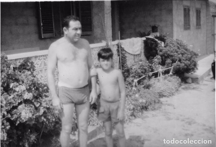 Alte Fotografie: ** AN358 - FOTOGRAFIA - SE&Ntilde;OR Y JOVENCITO EN BA&Ntilde;ADOR