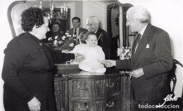 Alte Fotografie: ** AN360 - FOTOGRAFIA - ANCIANA PAREJA CON UN BEB&Eacute; - 1958