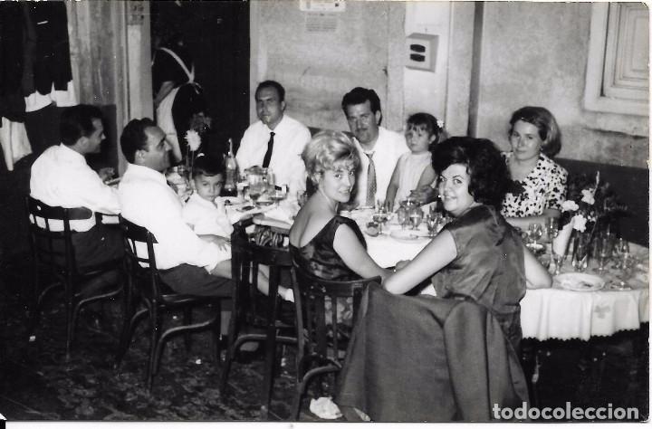 Alte Fotografie: ** AN366 - FOTOGRAFIA - GRUPO DE AMIGOS EN UNA COMIDA - 1965