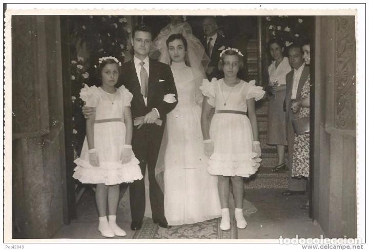 Alte Fotografie: == PG165 - FOTOGRAFIA - PAREJA DE NOVIOS CON DOS DAMITAS DE HONOR - 17,5 X 11,5 CM