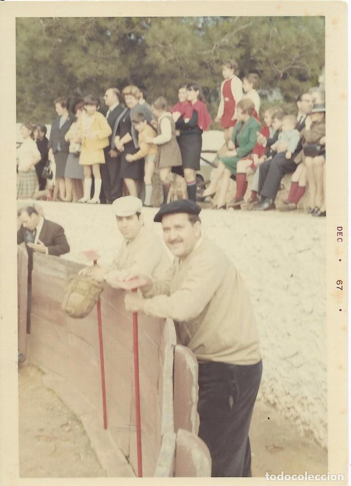 Alte Fotografie: ** AN378 - FOTOGRAFIA - SE&Ntilde;ORES EN UNA PLAZA DE TOROS