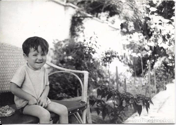 Alte Fotografie: ** AN459 - FOTOGRAFIA - NI&Ntilde;ITO EN UN JARDIN