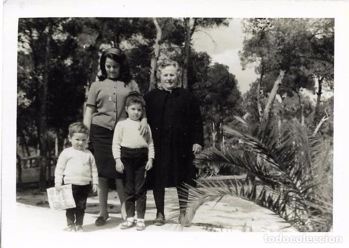 Alte Fotografie: ** AN504 - FOTOGRAFIA - SE&Ntilde;ORA CON TRES JOVENCITOS - 1968