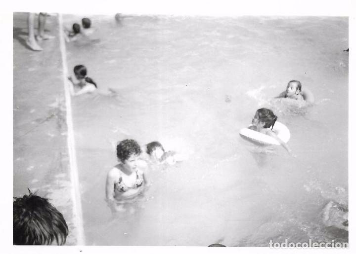 Alte Fotografie: ** AN505 - FOTOGRAFIA - JOVENCITOS TOMANDO EL BA&Ntilde;O EN UNA PISCINA