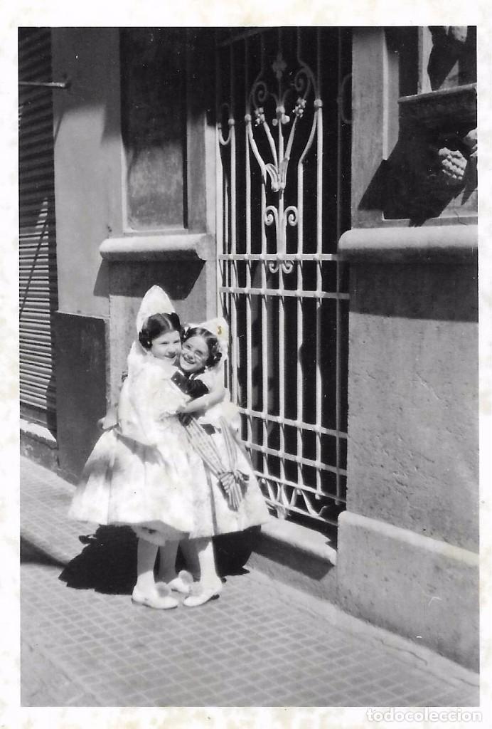 Alte Fotografie: ** AN511 - FOTOGRAFIA - DOS PEQUE&Ntilde;AS FALLERAS DANDOSE UN ABRAZO