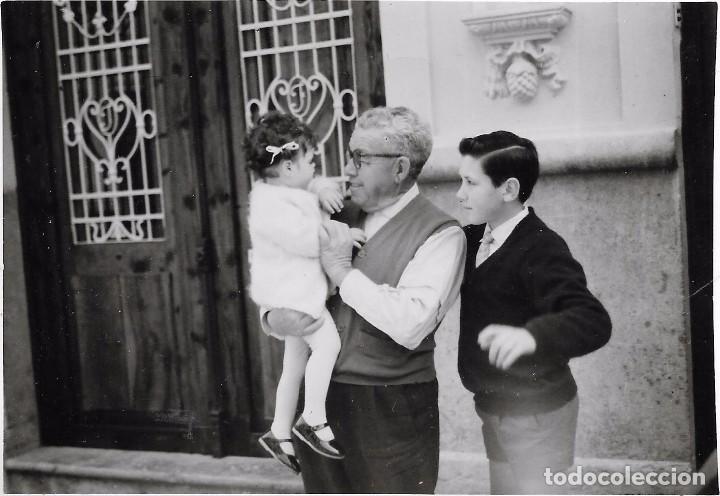 Alte Fotografie: ** AN386 - FOTOGRAFIA - SE&Ntilde;OR CON DOS JOVENCITOS