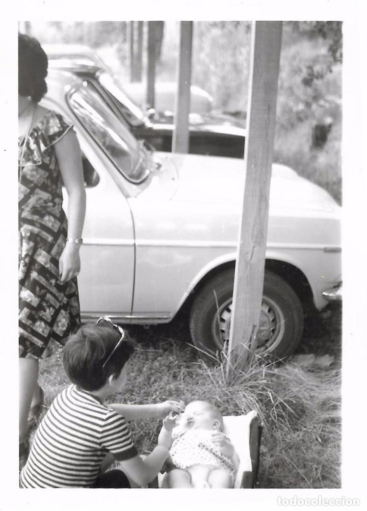 Fotografia antiga: :::: AN520 - FOTOGRAFIA - SE&Ntilde;ORA Y NI&Ntilde;OS JUNTO A UNOS COCHES