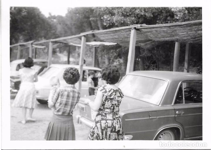 Fotografia antiga: ** AN527 - FOTOGRAFIA - TRES AMIGAS JUNTO A COCHES APARCADOS