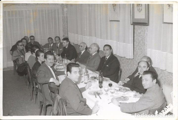 Fotograf&iacute;a antigua: :::: LL155 - FOTOGRAFIA - GRUPO DE AMIGOS EN UNA COMIDA - 18 X 11 CM.