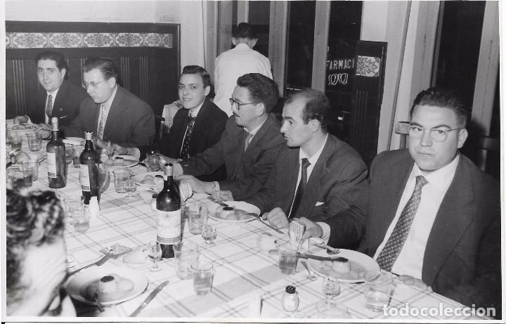 Fotograf&iacute;a antigua: :::: LL158 - FOTOGRAFIA - GRUPO DE AMIGOS EN UNA COMIDA - 17,5 X 11,5 CM.