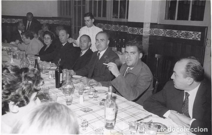 Fotograf&iacute;a antigua: :::: LL159 - FOTOGRAFIA - GRUPO DE AMIGOS EN UNA COMIDA - 17,5 X 11,5 CM.