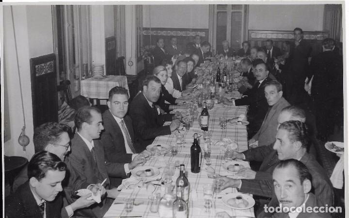 Fotograf&iacute;a antigua: :::: LL160 - FOTOGRAFIA - GRUPO DE AMIGOS EN UNA COMIDA - 17,5 X 11,5 CM.