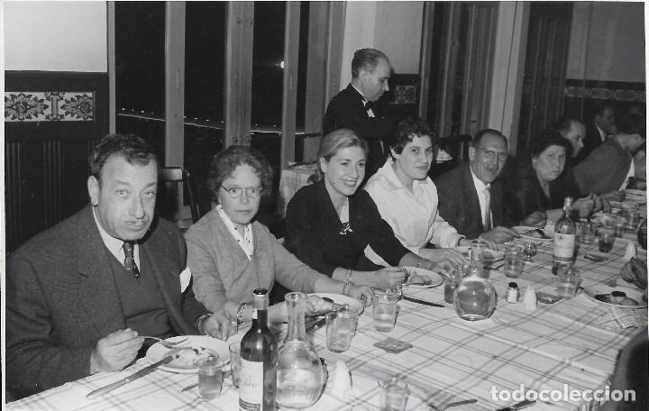 Fotograf&iacute;a antigua: :::: LL161 - FOTOGRAFIA - GRUPO DE AMIGOS EN UNA COMIDA - 17,5 X 11,5 CM.